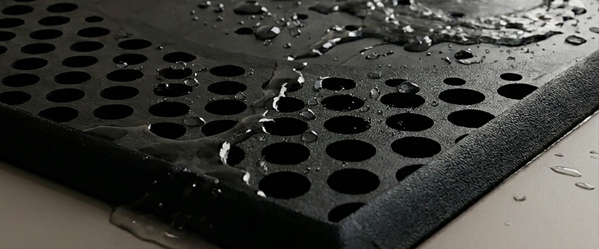 Round rubber doormat base with coir insert and drainage holes