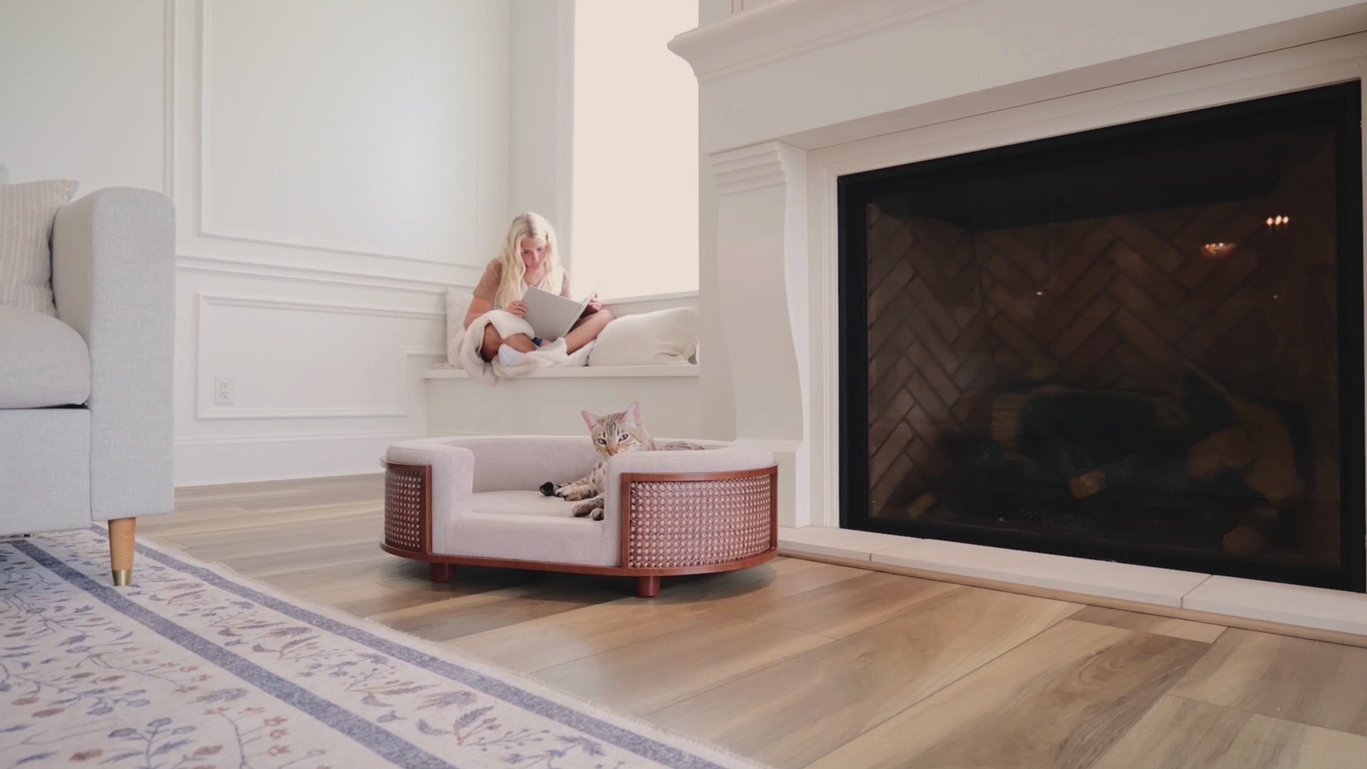 動画を読み込む: gracie rattan bed - 4C&amp;D Home Furnishings