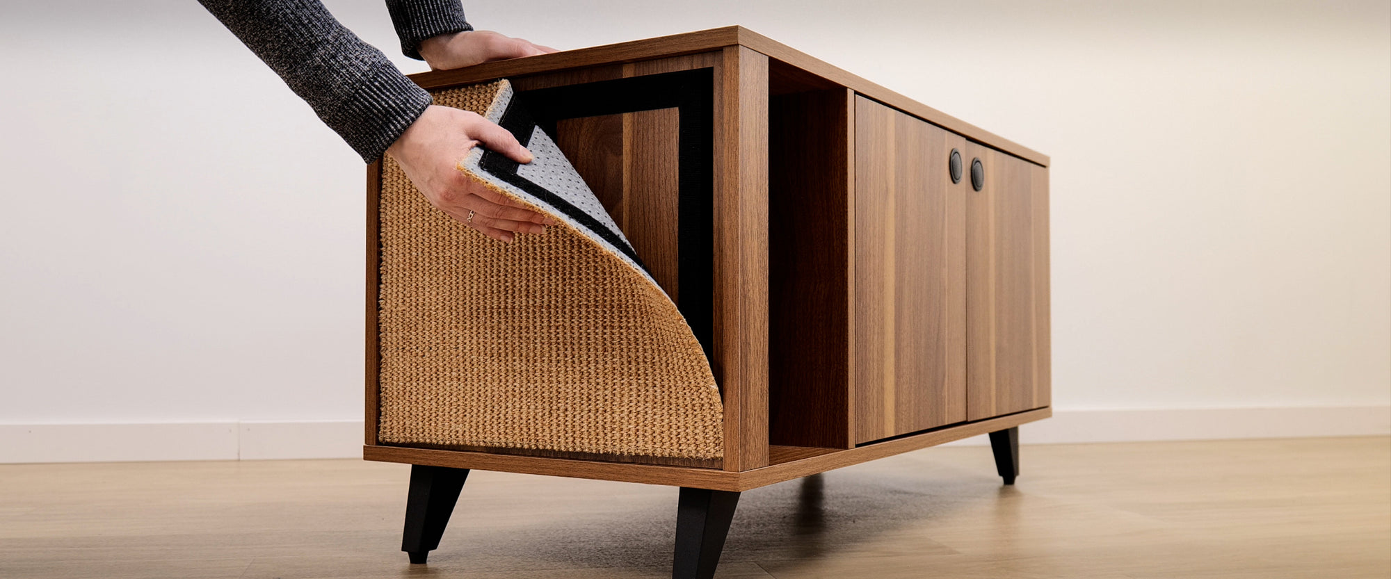 Litter cabinet with integrated replaceable sisal scratching panel